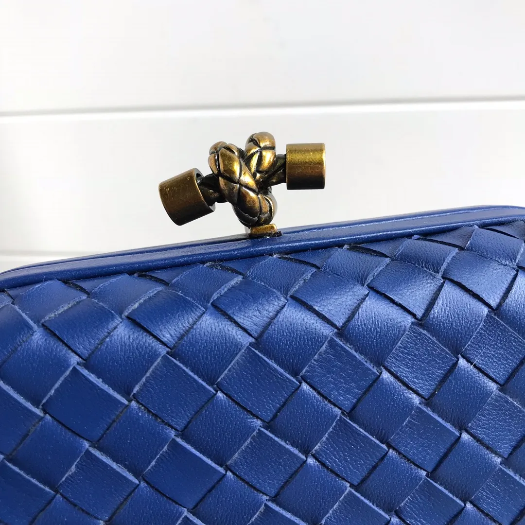 Sheepskin Knot clutch~~~Classic small clutch bag, engraved with the iconic metallic twist buckle. Size: 17cm*10.5cm*6cm MS8651